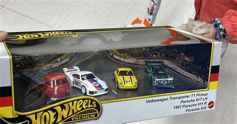 Le Hot Wheels Collector Set German Racers Disponible Chez Smyths Toys Mininches