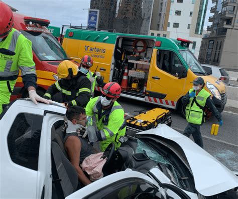 Homem fica preso às ferragens de carro após colisão caminhão na BR