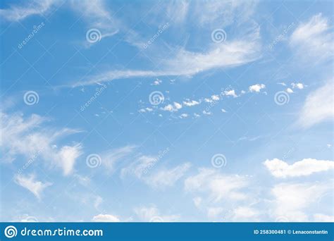 Cielo Azul Y Nubes Blancas Dispersas Imagen De Archivo Imagen De Cubo