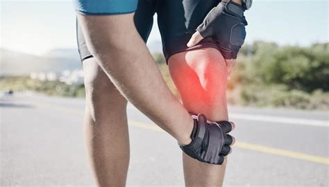 Homem closeup e ciclista dor no joelho estrada e emergência