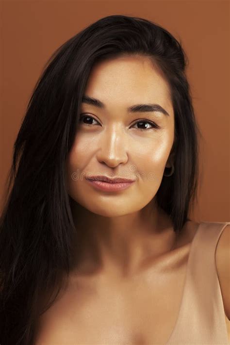 Pose De Sourire Gay De Jeune Jolie Femme Asiatique Sur Le Concept Brun Chaud De Gens De Mode De