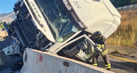 Cosenza Tir Sbanda E Finisce Fuori Strada Sulla A Conducente Portato