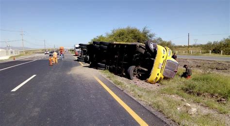 Fuerte volcadura de camión de manzanas en carretera a Delicias