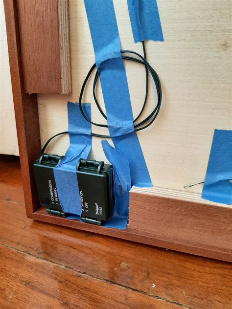 Gran vagina coronada con imágenes expresionistas de luna nocturna con luces centelleantes en la