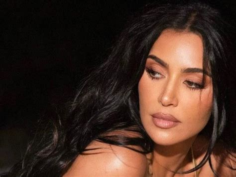 Kim Kardashian luce increíble figura en bikini dorado
