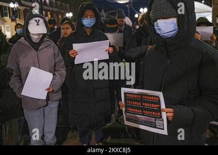 Los Manifestantes Sostienen Papeles Y Pancartas En Blanco Durante Una