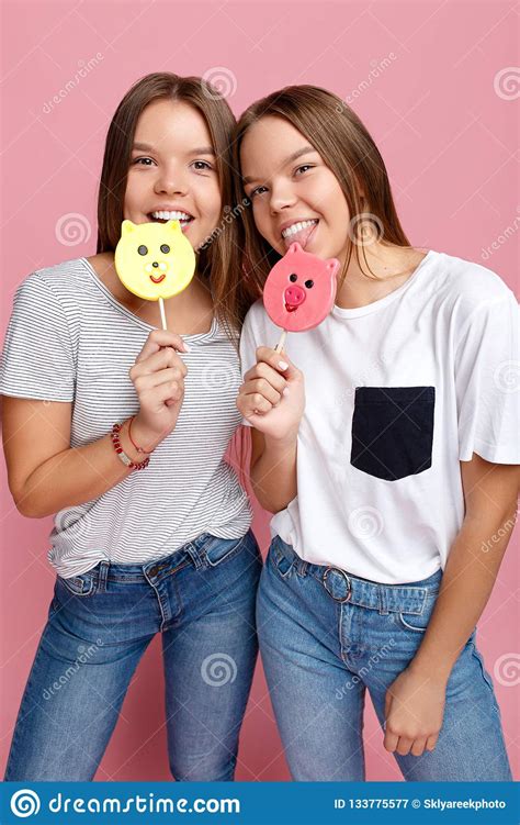 Deux Jeunes Soeurs Jumelles Attirantes Avec Le Sourire Lumineux Posant