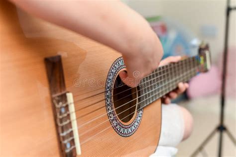 La Muchacha Aprende Tocar La Guitarra Durante Una Lecci N De M Sica En