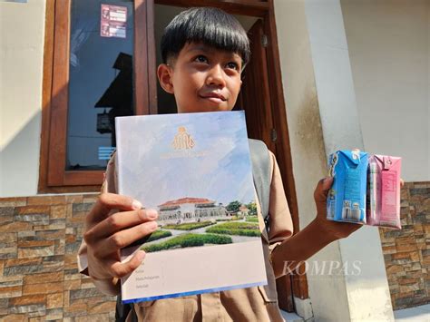 Blusukan Bareng Di Surakarta Gusti Bhre Dikenalkan Gibran Kepada Warga