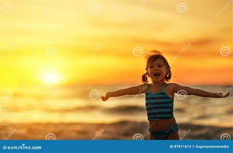 Fille Heureuse D enfant Dans Le Bikini Sur La Plage En Mer D été Image stock Image du joie