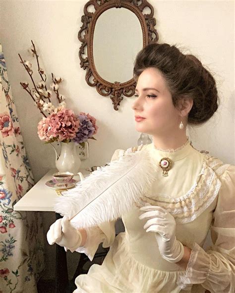 Thích ăn mặc như tiểu thư quý tộc từ thế kỷ 18 hot girl nổi rần rần trên Instagram với hơn 65