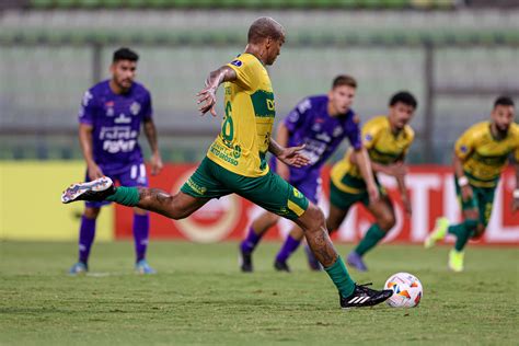 Cuiabá conquista primeira vitória na Sul Americana dois gols de