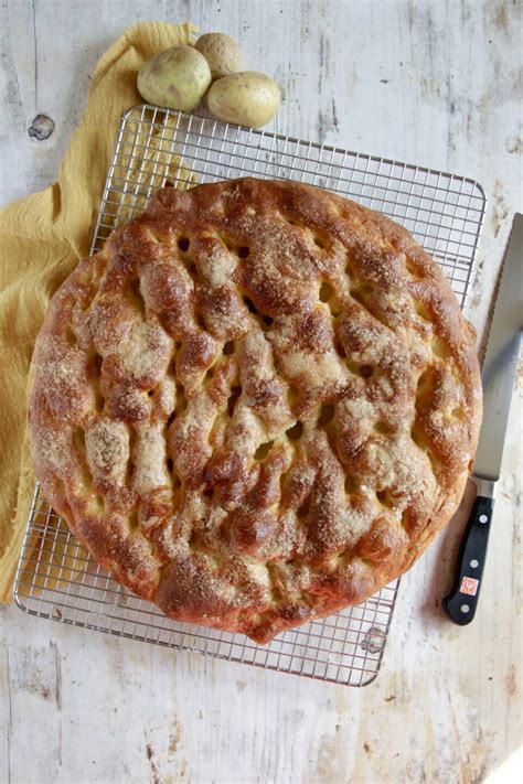 Focaccia Dolce Con Patate Una Famiglia In Cucina