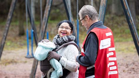 Become A Volunteer In Refugee And Immigrant Work Finnish Red Cross