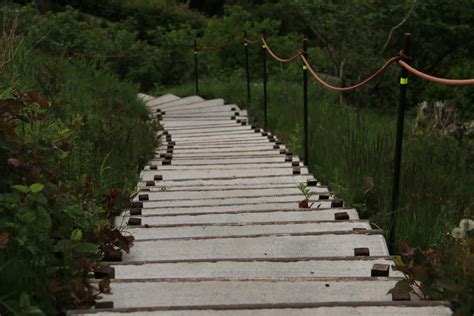 Comment sécuriser un escalier de jardin extérieur en pente