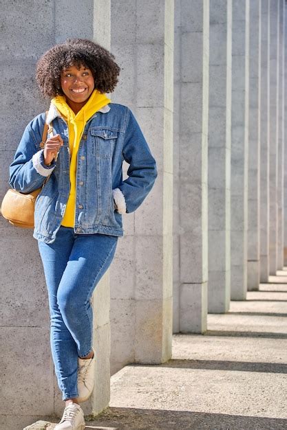 Image Verticale Dune Jeune Fille Noire Souriante Aux Cheveux Afro Debout Regardant Sur Le Côté