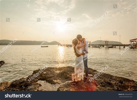 Young Beautiful Couple Sunset Background Stock Photo 535947673 ...