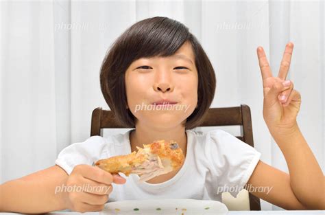 フライドチキンを美味しそうに食べる女の子 写真素材 [ 4443649 ] フォトライブラリー Photolibrary