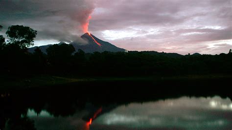 Mexico volcano eruption forces hundreds to flee their homes (VIDEO ...