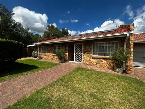 bedroom townhouse  sale  standerton central p