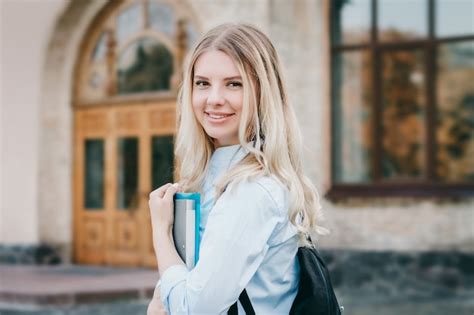 Images de Etudiante Blonde Téléchargement gratuit sur Freepik