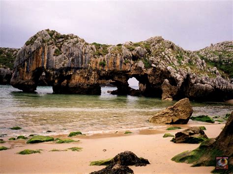 Playas Con Encanto Playa De Cuevas Del Mar En Llanes Asturias