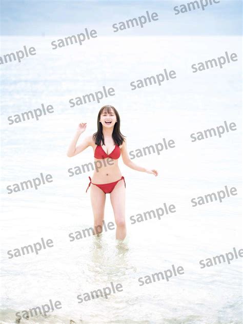 日向坂46影山優佳が浜辺での真っ赤な水着姿とらえたショット解禁 初写真集封入カードの1種類 坂道写真ニュース 日刊スポーツ