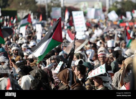 Sanaa Sanaa Yémen 12 janvier 2024 Un peuple brandit des armes