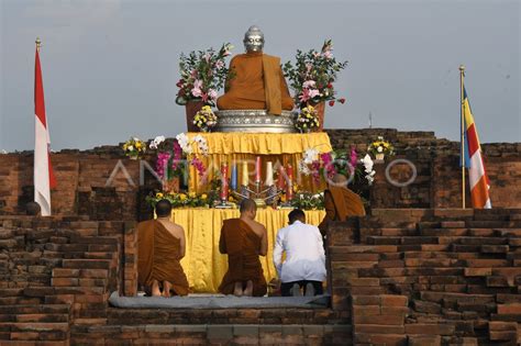 Perayaan Waisak Bersama Jawa Barat Di Candi Blandongan Antara Foto