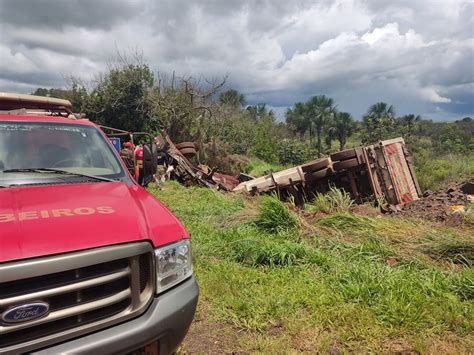 Caminhão tomba e motorista morre na BR 262 em Frutal Triângulo