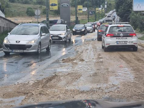 Tokom Radova Na Barama Pukla Glavna Cijev Cesta Pod Vodom