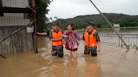 视频 闻“汛”而动！韶关武警官兵持续奋战抗洪抢险一线