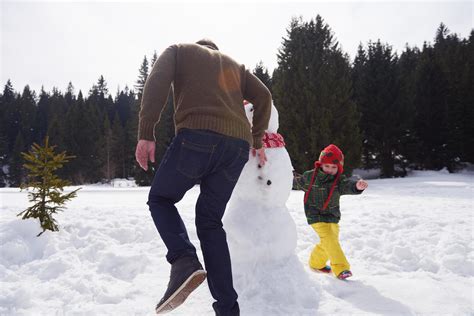 happy family building snowman 11584457 Stock Photo at Vecteezy