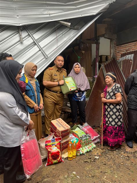 Dinsos Makassar Bantu Korban Angin Puting Beliung Rakyat Sulsel