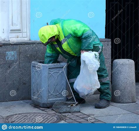 Giurista In Tuta Per Strada Al Lavoro Fotografia Stock Immagine Di