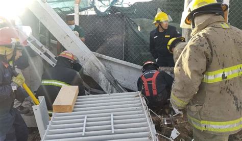 Un Trabajador Fue Aplastado Por Un Pesado Poste De Hormigón En San