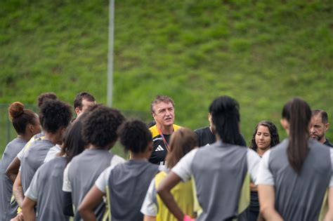 Cuca Acompanha Treino Do Time Feminino Do Atl Tico E Promete Lutar Por