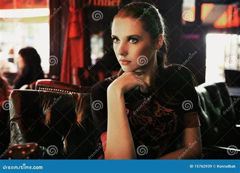 Arbeiten Sie Kunstfoto Eines Attraktiven Jungen Brunette Um Stockbild Bild Von Leute Drapiert