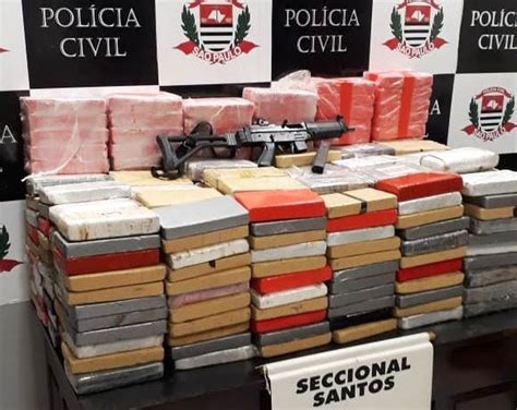 Pol Cia Apreende Submetralhadora E Mais De Kg De Coca Na