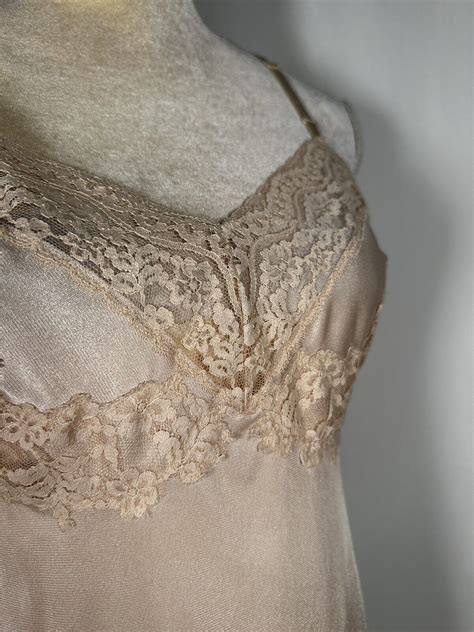 Vassarette Vintage Full Slip Lingerie Chemise 36A Lux Gem