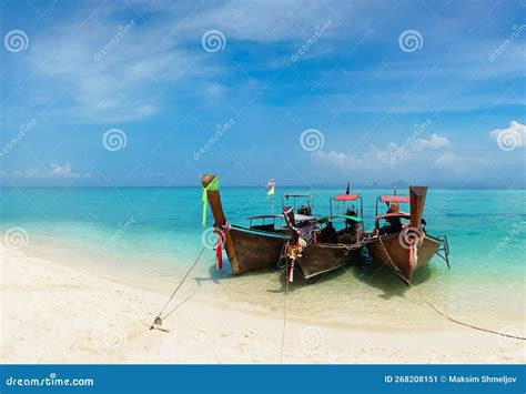 Thai Tradicional Barco De Cola Larga De Madera Y Hermosa Playa De Arena