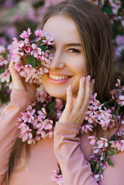 Retrato de primavera de una hermosa niña feliz sonriente bajo un