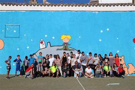 Los J Venes De Empu G Pintan Un Mural En El Colegio El Santo Lanza