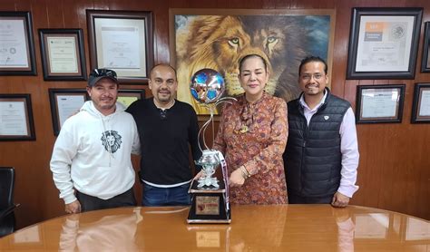 Se Hace Entrega Del Trofeo Ganador Del Equipo De Futbol Soccer Varonil