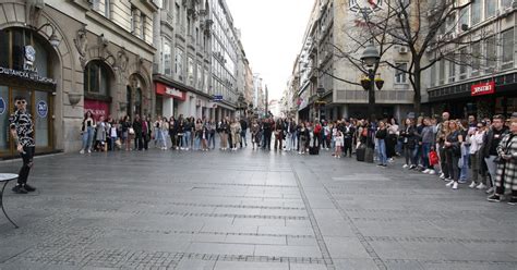 Lepa Jasmina Na Minusu Sedi Sa Detetom U Knez Mihailovoj I Prosi Mlada