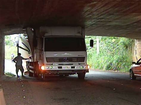 G Caminh O Fica Preso Embaixo De Viaduto Em Uberl Ndia Not Cias Em