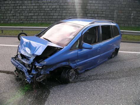 Domat Ems GR Totalschaden Nach Selbstunfall Auf Der A13 Blutprobe