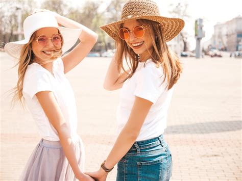 Detr S De Dos J Venes Hermosas Rubias Sonrientes Chicas Hipster En Moda