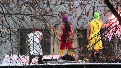 PUSSY RIOT поют политзекам на крыше тюрьмы YouTube Music