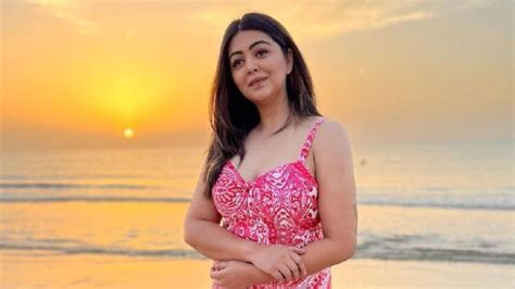 Hot Sexy Falaq Naaz Bikini Pics